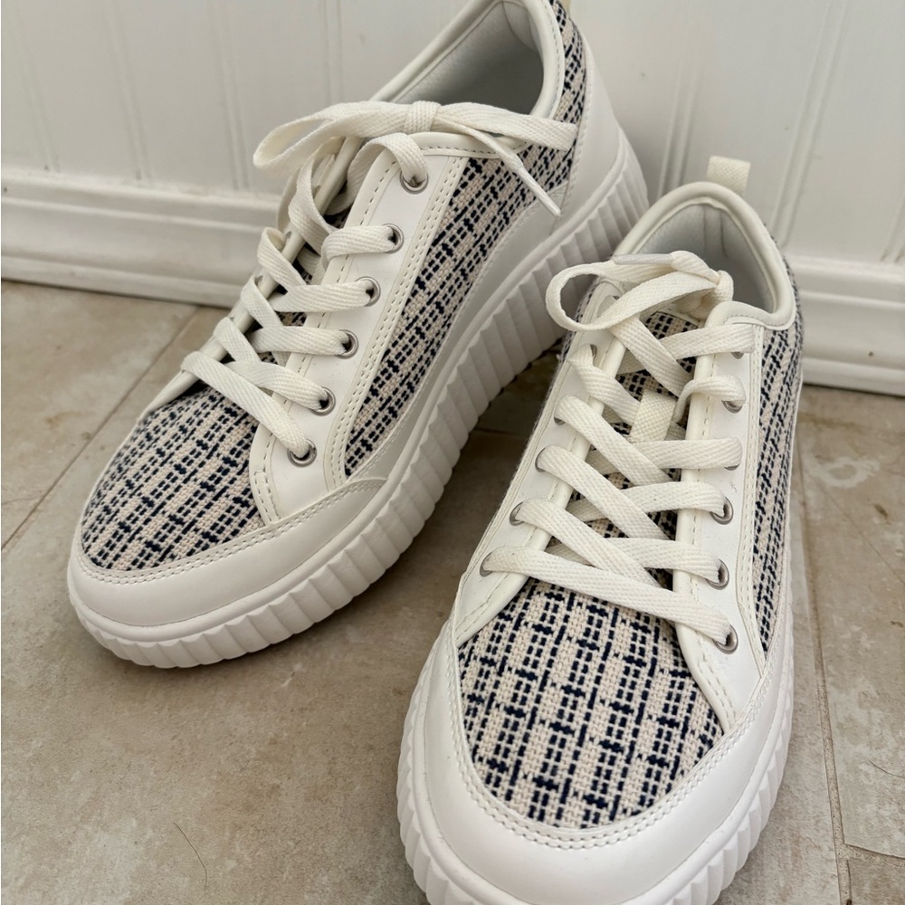 Dream Pairs Platform Tweed White and Black Sneakers NWT